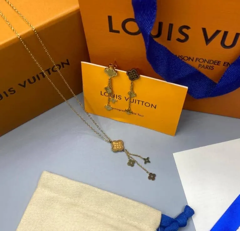 **طقم استيل لامع مكون من سلسال وحلق**   Louis Vuitton — Elora